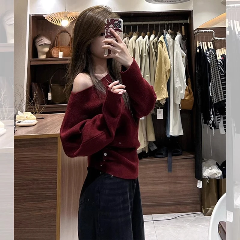 法式复古红色斜肩长袖针织打底衫女秋冬露肩锁骨毛衣内搭漂亮上衣