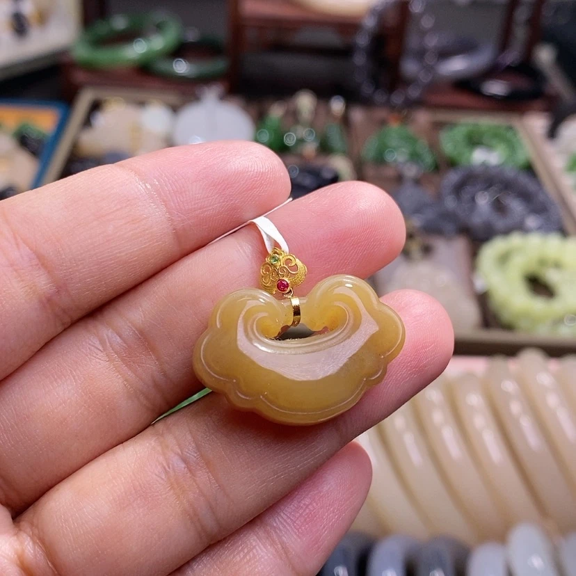 【闪购商品】和田玉新疆且末糖料18.k如意锁吊坠未镶嵌