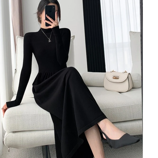 高级感黑色纯色简约大气时尚小黑裙女秋半高领长袖针织显瘦连衣裙