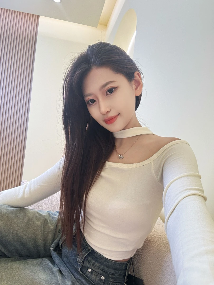 辣妹网红一字肩挂脖长袖T恤显瘦短款修身百搭秋季设计感紧身露肩