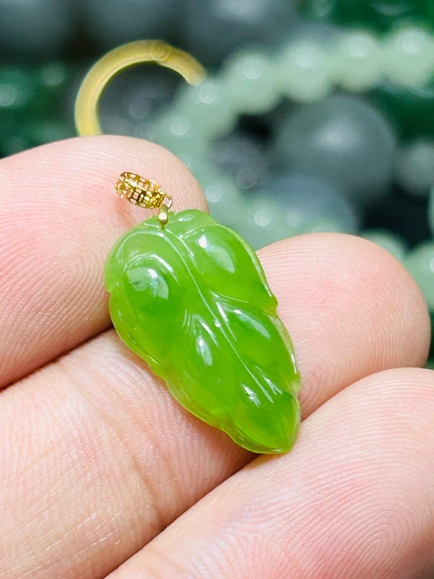 天然俄罗斯乌兰海苹果绿碧玉叶子18k金扣头吊坠精美高货尺22 12 4