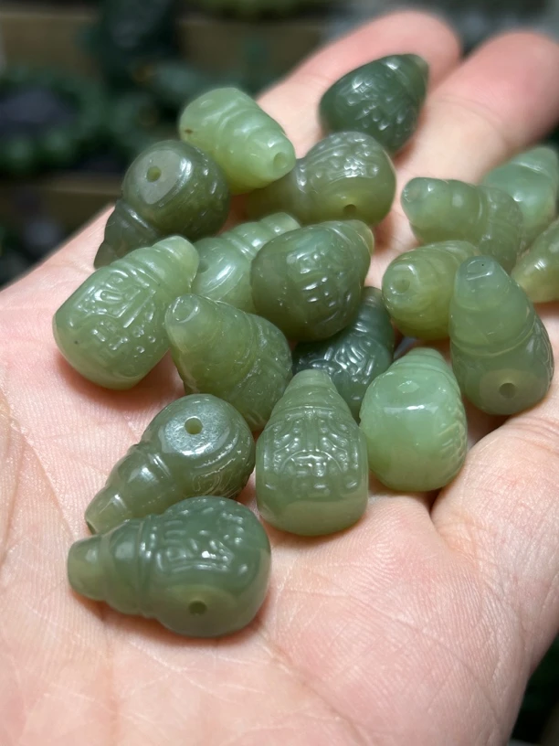 天然新疆和田玉若羌青黄口卡12毫米三通雕刻回纹