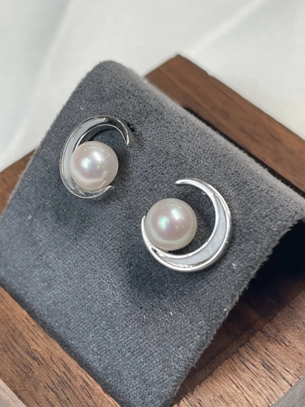 【YzzM珍珠】2025秋冬爆款“月牙”天然珍珠耳钉S925银针精致