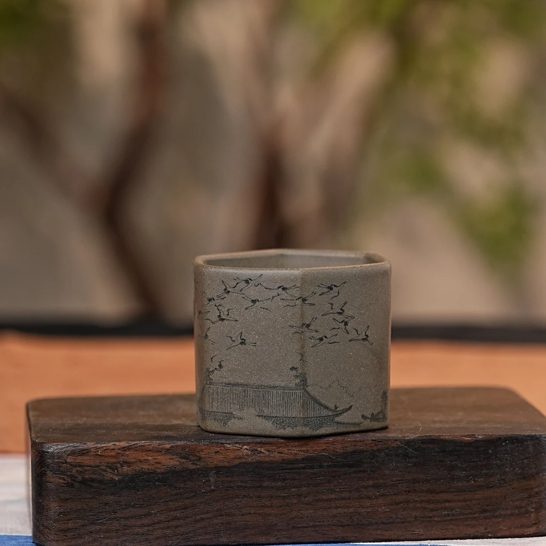 【2652瑞鹤图】宜兴原矿紫砂手工刻绘瑞鹤阁主人杯六方杯