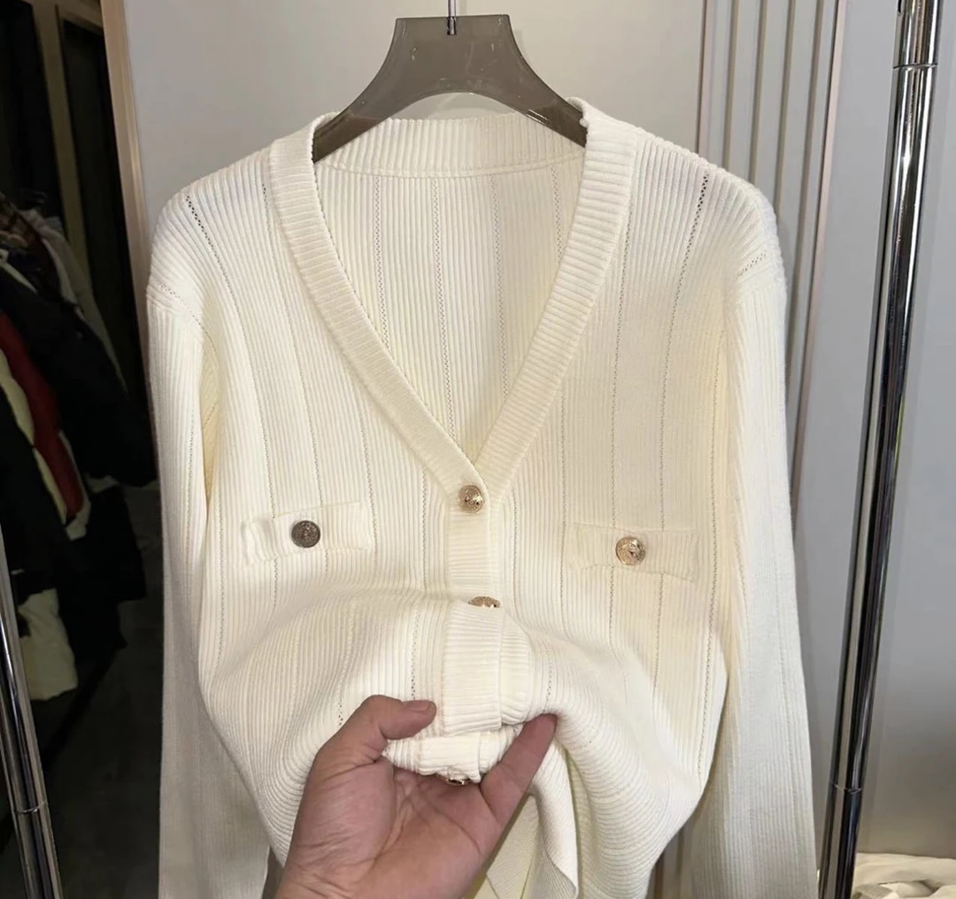 新款纽扣杏色V领针织开衫