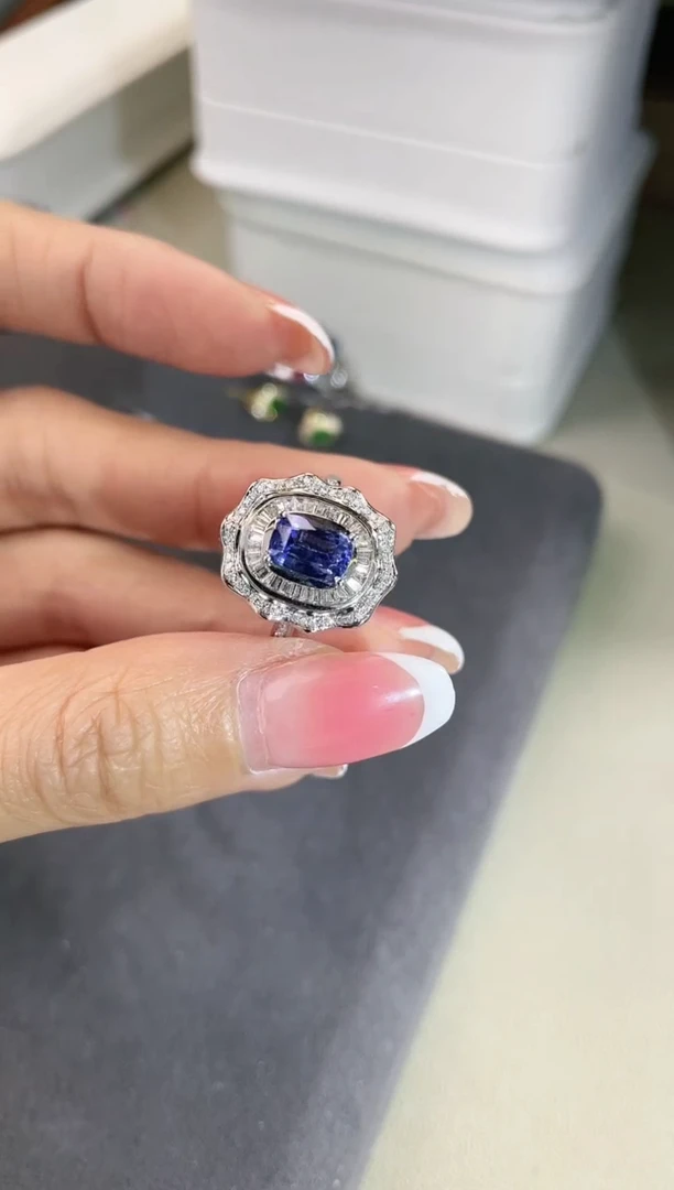 18K金镶嵌天然蓝宝石戒指，重约3.7g蓝宝石约1.8ct