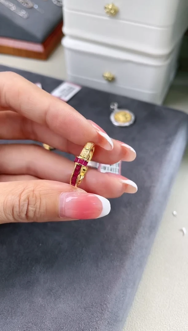 18K金镶嵌天然红宝石戒指，K黄