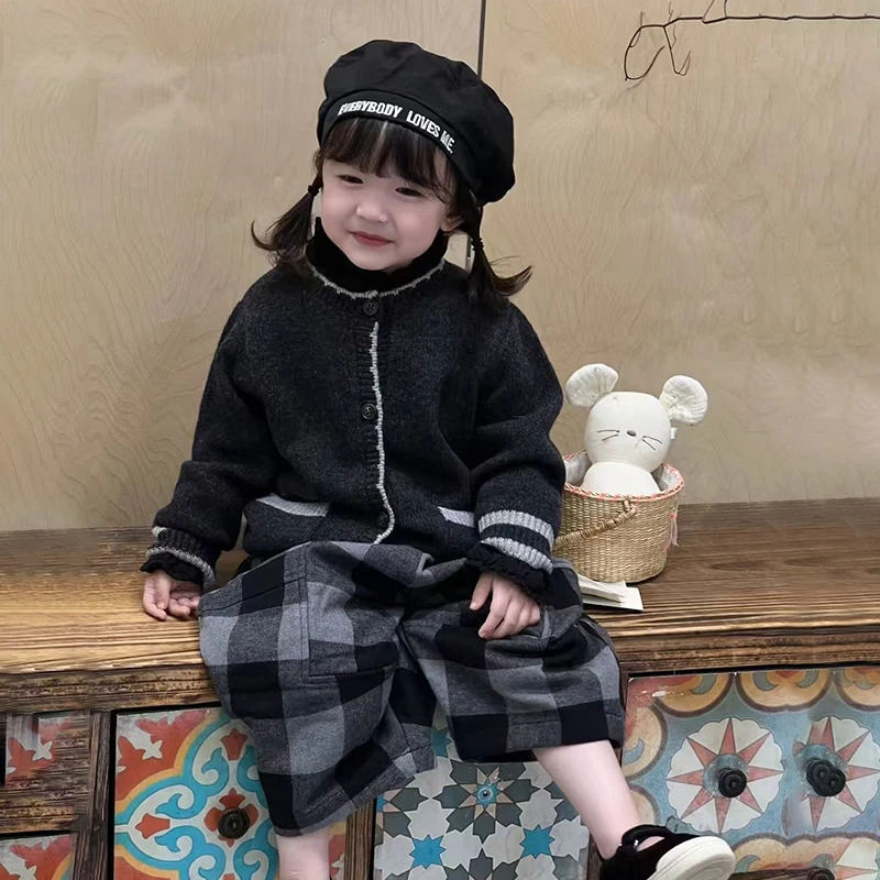 R24487女童套装2024秋冬装纯色保暖马甲针织毛衣开衫时尚格子裤潮