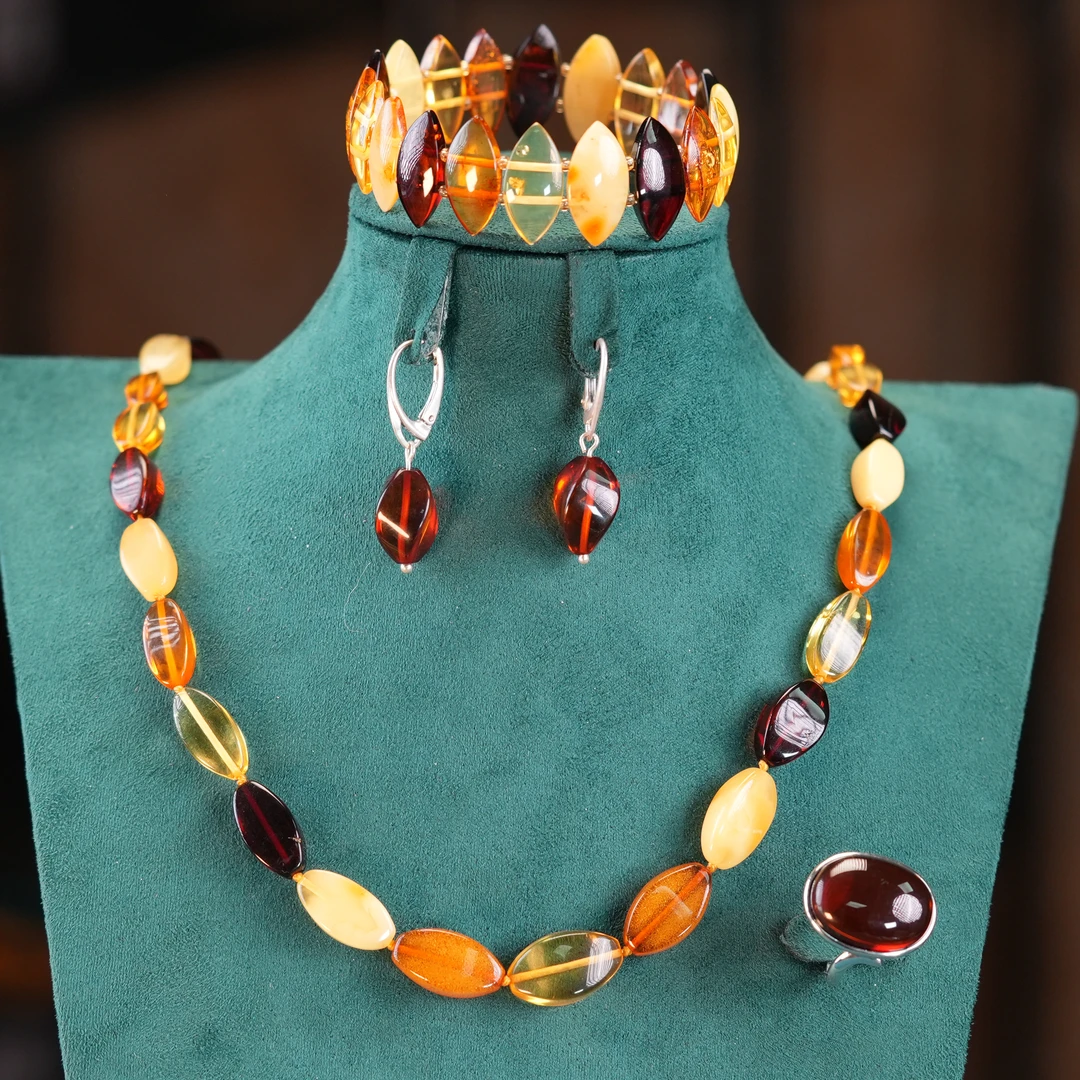 天然琥珀欧款时尚套装32.4g50cm تەبىئىي كەھرىۋا  يۈرۈشلۈك