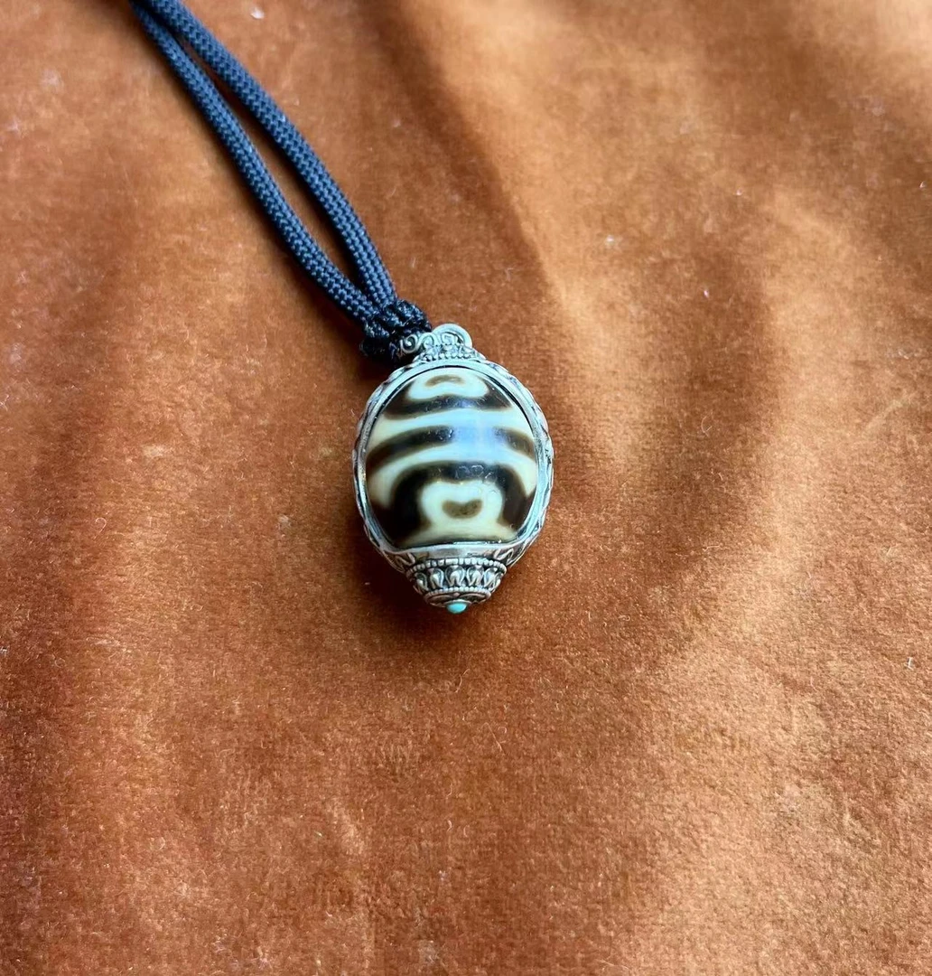 壹加 | 六瓣莲心竖款吊坠