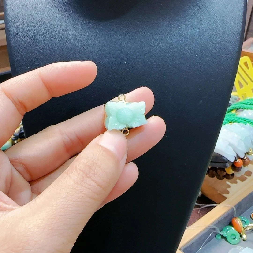 翡翠颈饰未镶嵌月*吊坠