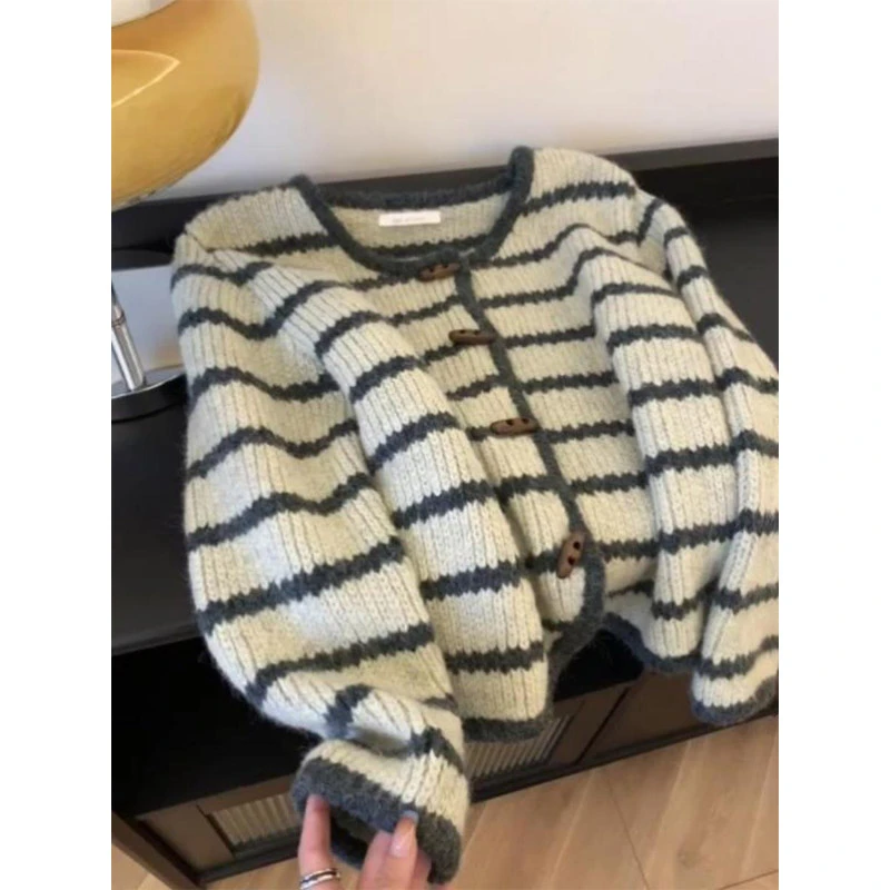 慵懒风牛角扣v领宽松短款毛衣开衫女秋季韩版复古条纹针织外套女