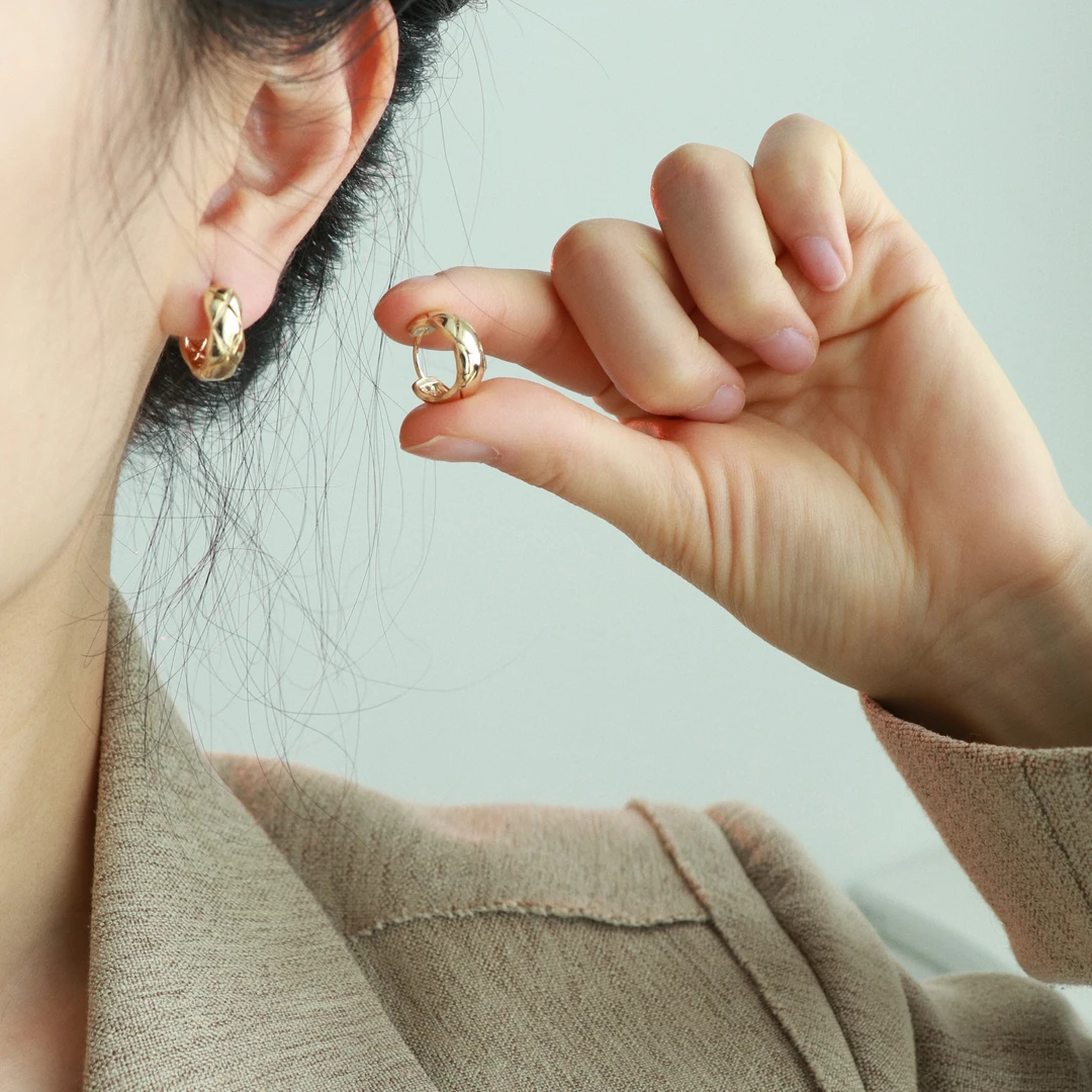 铜合金耳饰 因缺斯汀s925银针镀金简约菱纹金属耳圈蚊香盘耳夹