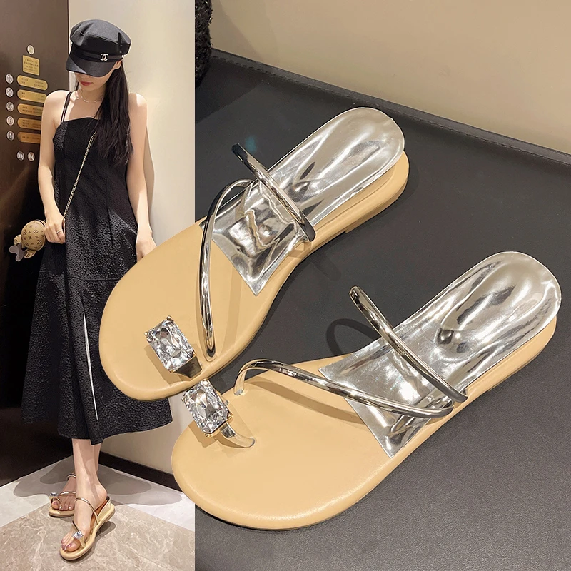 水钻鸽子蛋外穿凉鞋女2024年夏季夹趾凉拖鞋平底内增高坡跟沙滩鞋