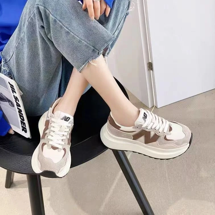 女春秋2023年新款运动鞋超火显脚小厚底领跑网红内增女鞋