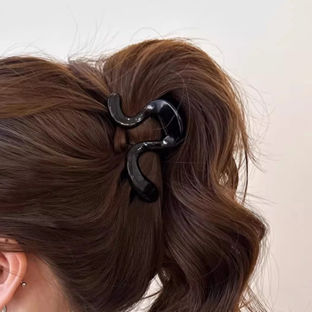 简约几何发夹女2025新款后脑勺鲨鱼夹小号高马尾半扎发抓夹