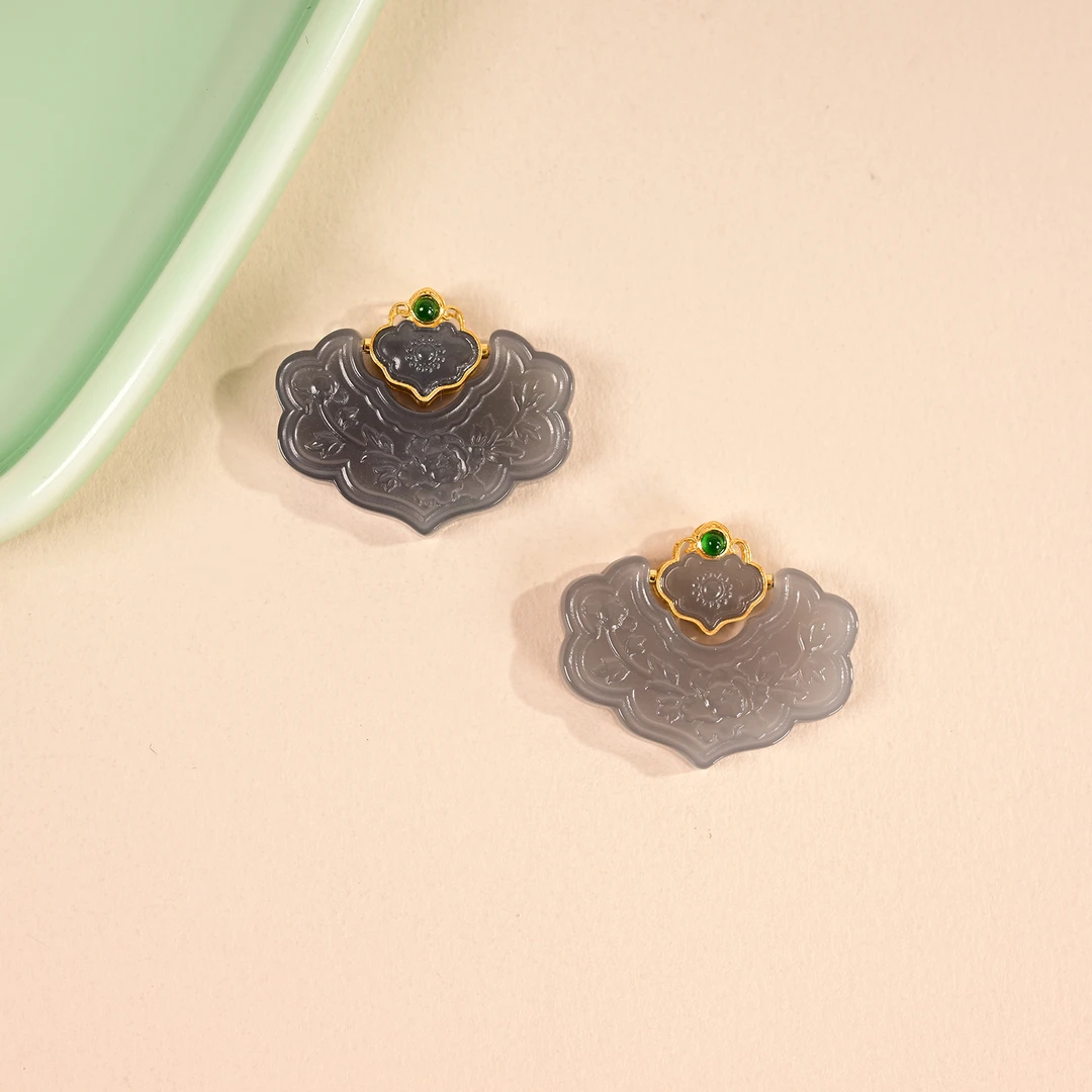 17 DS25587-18k金和田玉吊坠-多样性发一件29x20×4mm（JG）