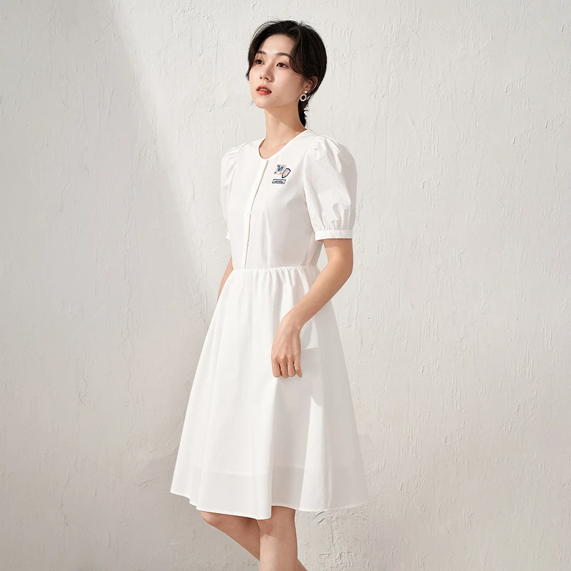 【欧若假日风】茵曼夏季绣花泡泡袖连衣裙时尚百搭圆领纯棉伞裙子