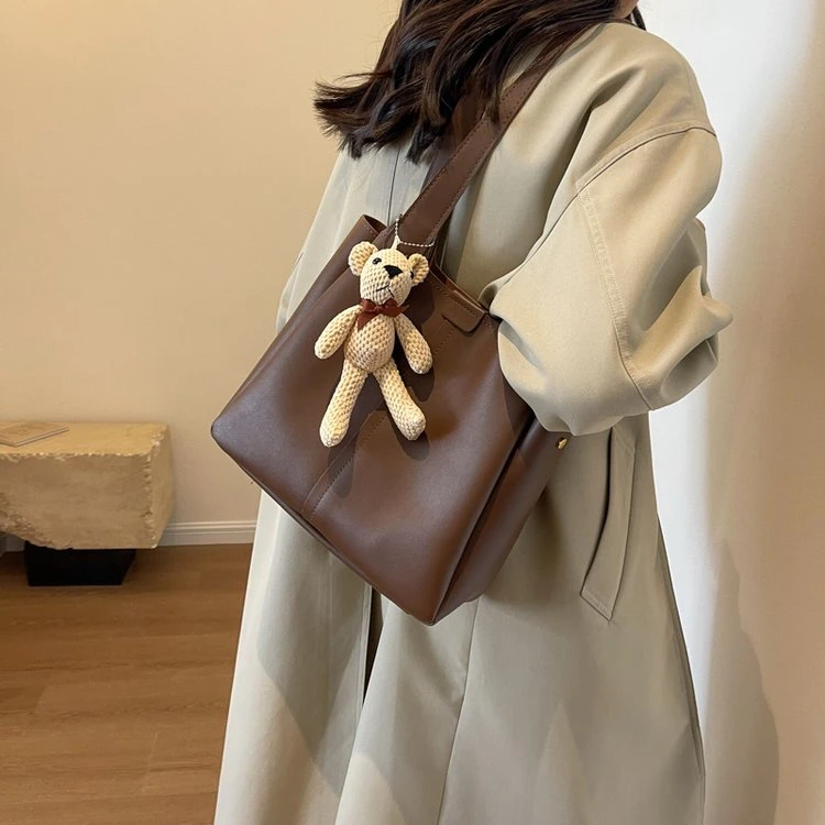 多隔层单肩包小熊挂件肩包磁扣托特包PU撞色包高级感通勤包女士包