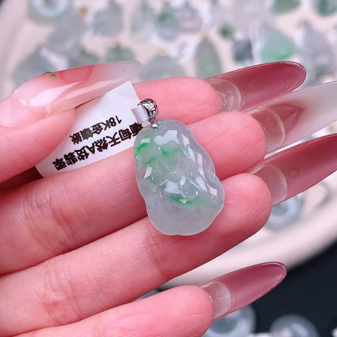 翡翠颈饰18K金镶嵌飘绿荷叶