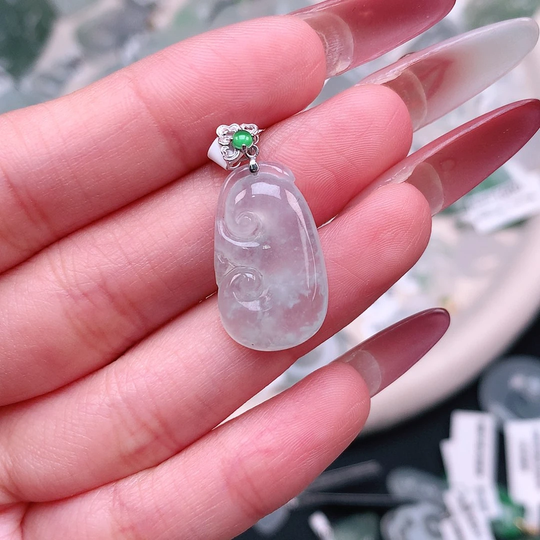 翡翠颈饰18K金镶嵌如意