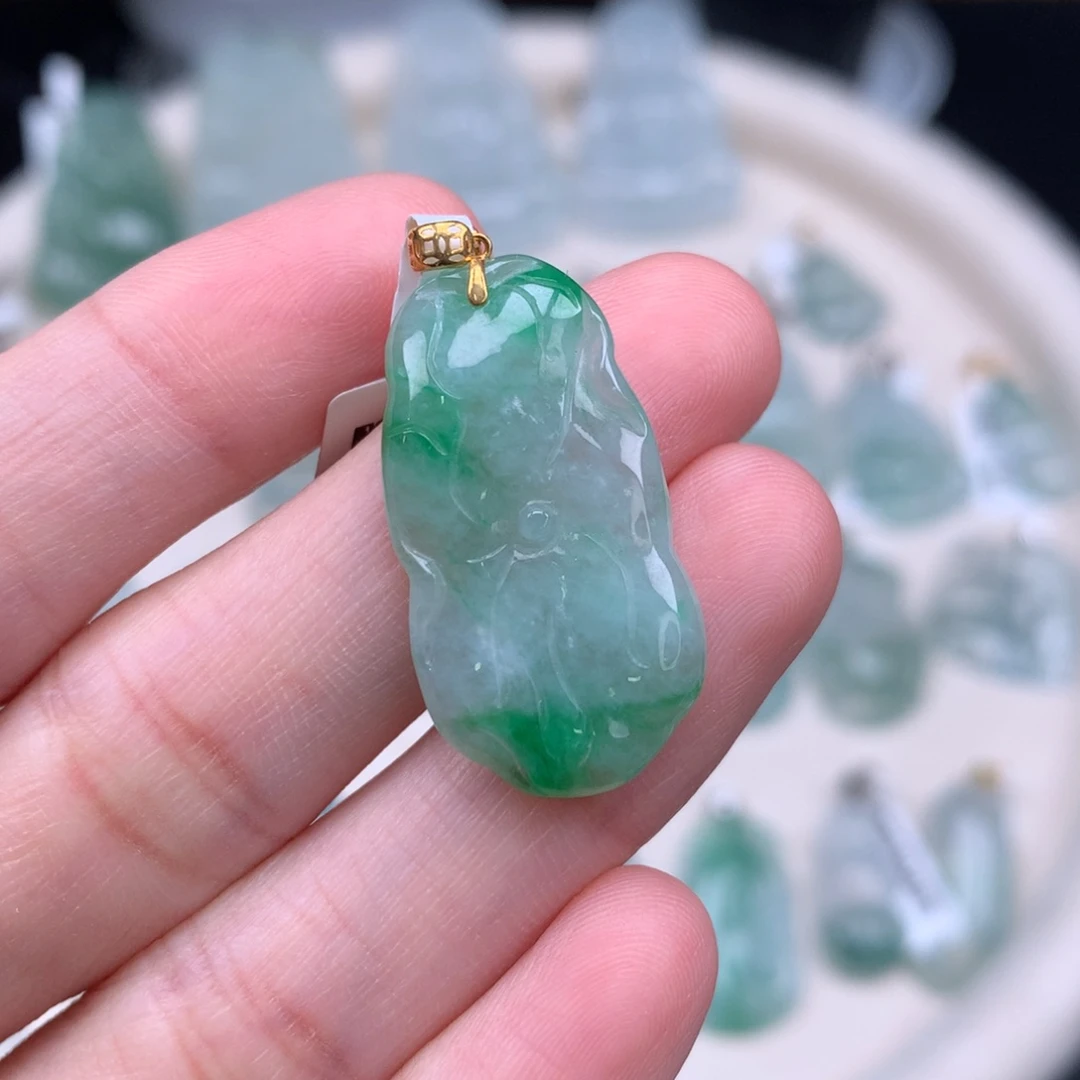 翡翠颈饰18K金镶嵌荷叶