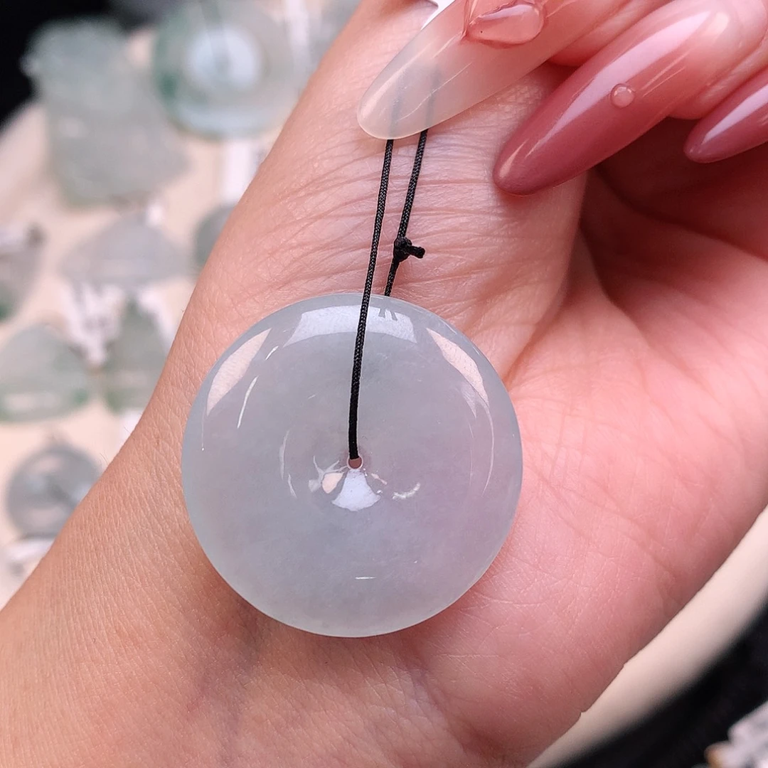 翡翠颈饰未镶嵌平安扣