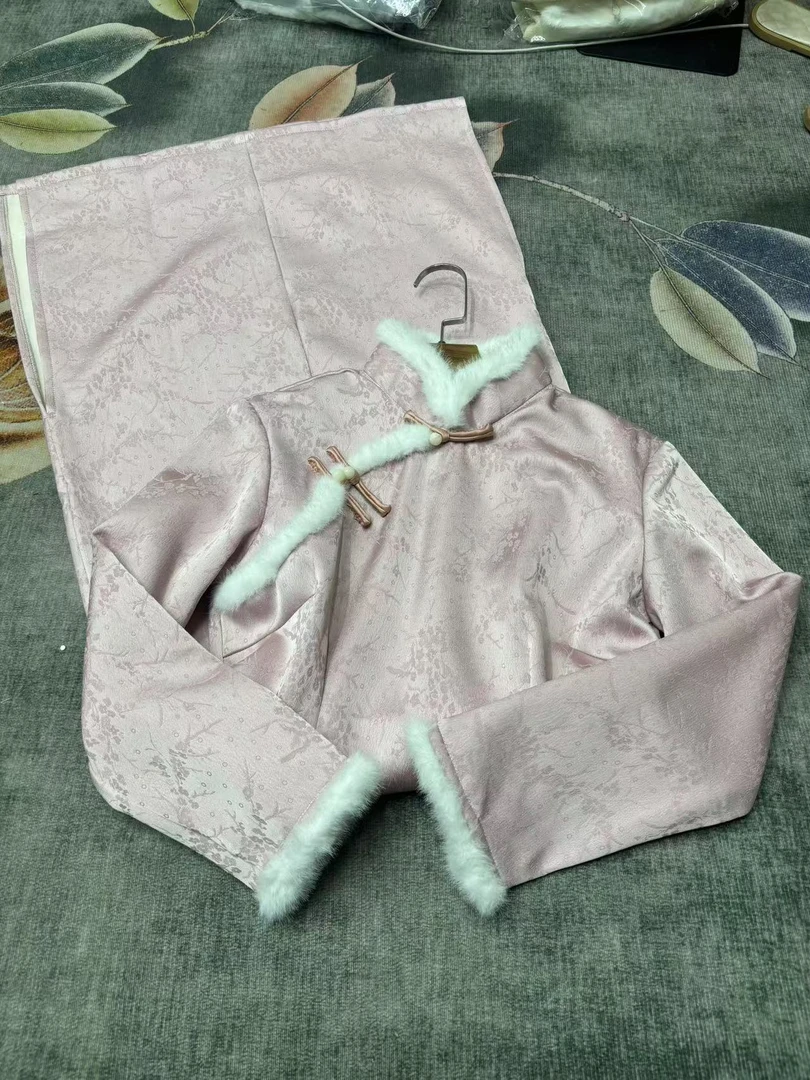 1539 粉色 暗纹梅花 白毛领 素板 旗袍