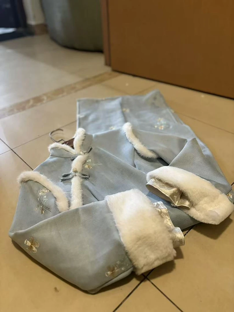 1450 蓝色 刺绣 小花 双袖 毛领 一字扣 旗袍