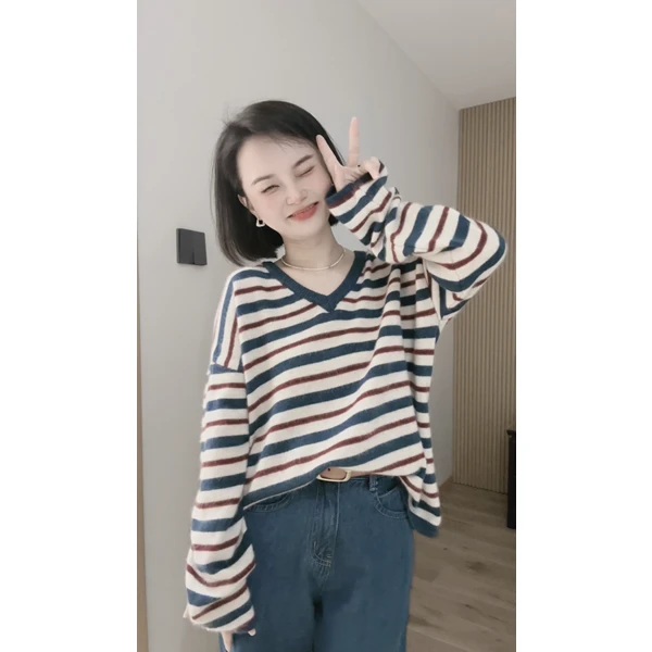 大掌柜推荐  浣熊绒V领宽松薄款套头气质软糯毛衣条纹上衣设计感