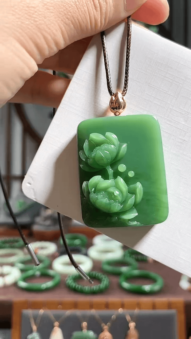 【闪购商品】和田玉颈饰18K金镶嵌，粉绿俏色，并蒂莲花