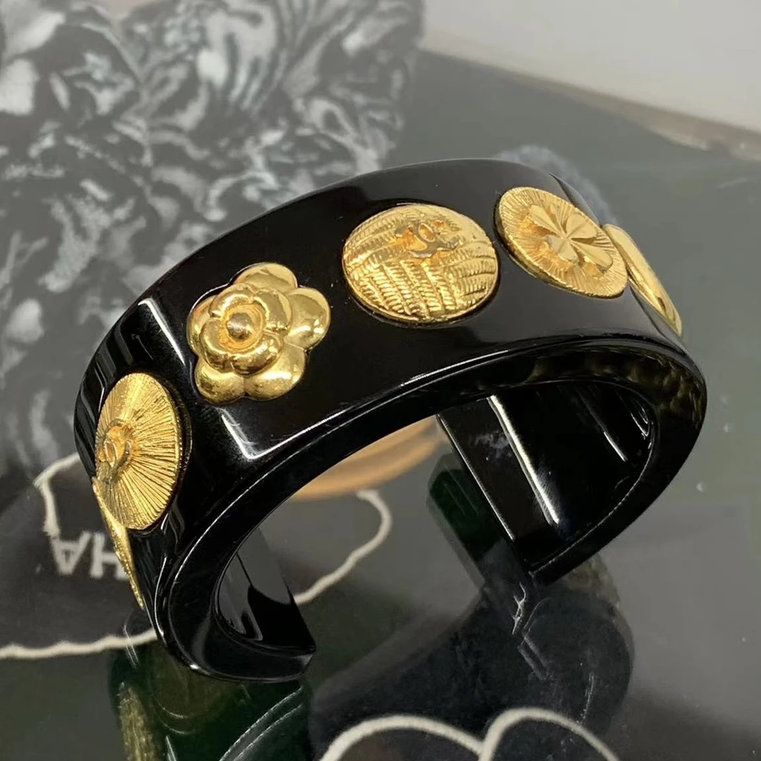 95新  CHANEL vintage 中古款黑金多元素，窄版圆币山茶花装饰手镯