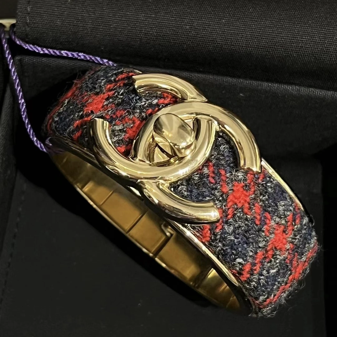 95新  CHANEL 22K秀款粗花呢手镯黑红千鸟格 公价12200