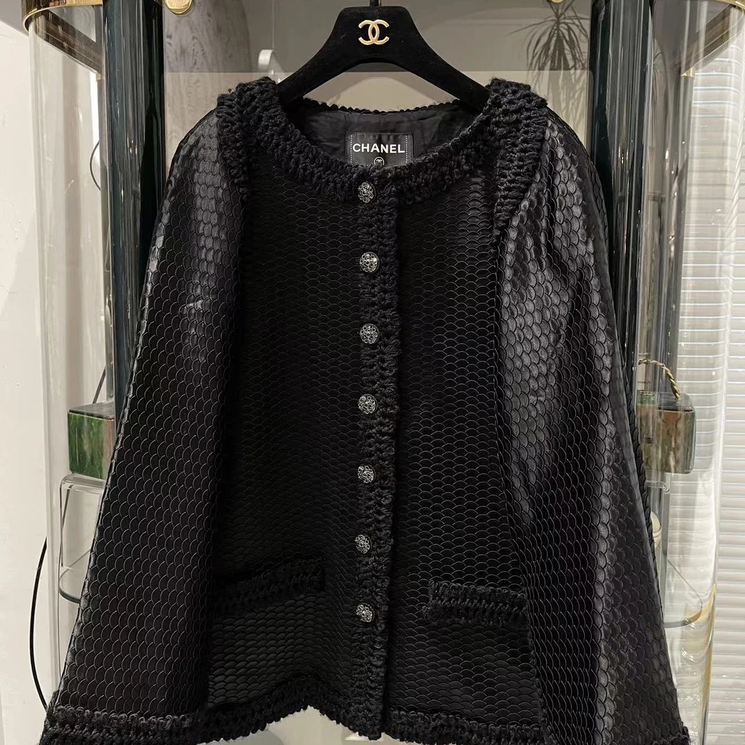95新 Chanel/香奈儿 16C 首尔系列  黑色鳞片圆领两口袋外套42码