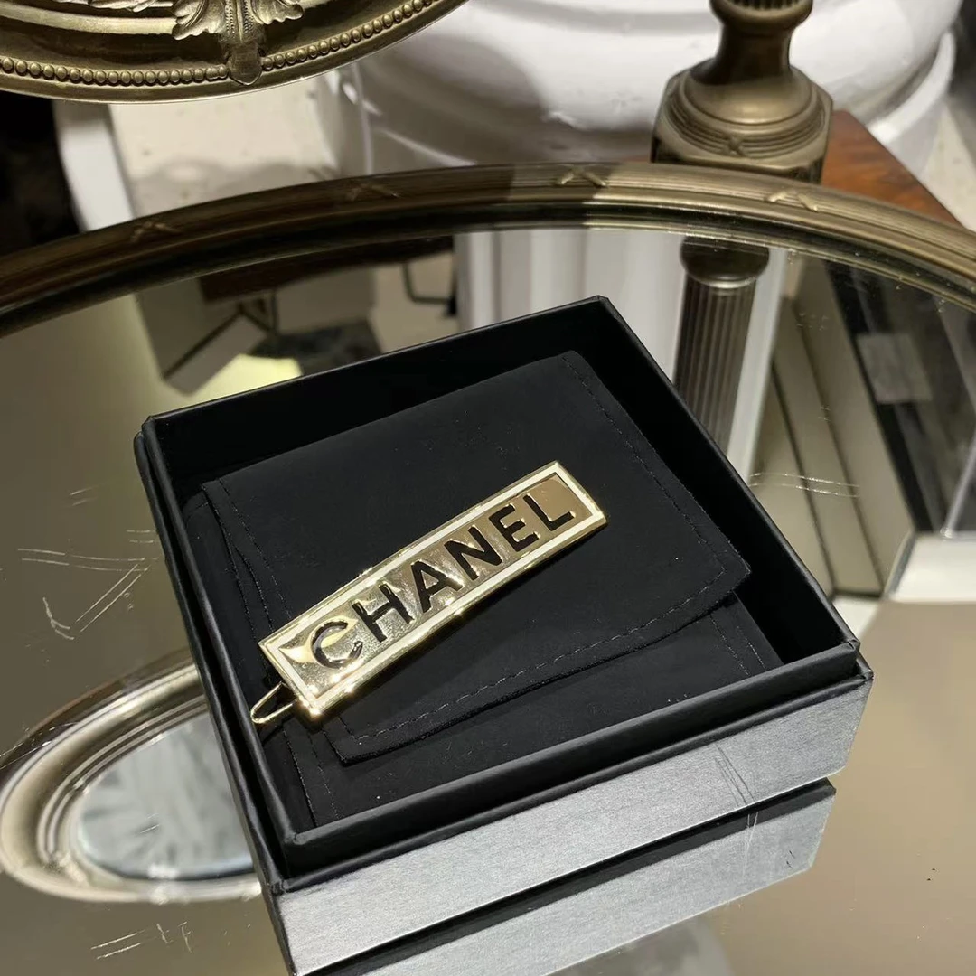 99新 Chanel/香奈儿 Chanel黑金字母发夹