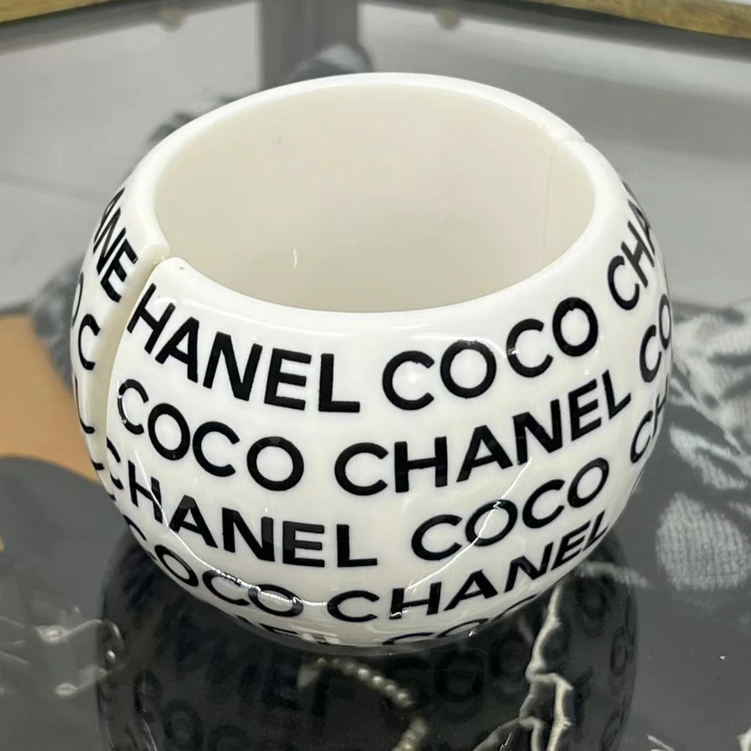 95新 Chanel/香奈儿 07P 字母coco chanel亚克力手镯 时髦时髦