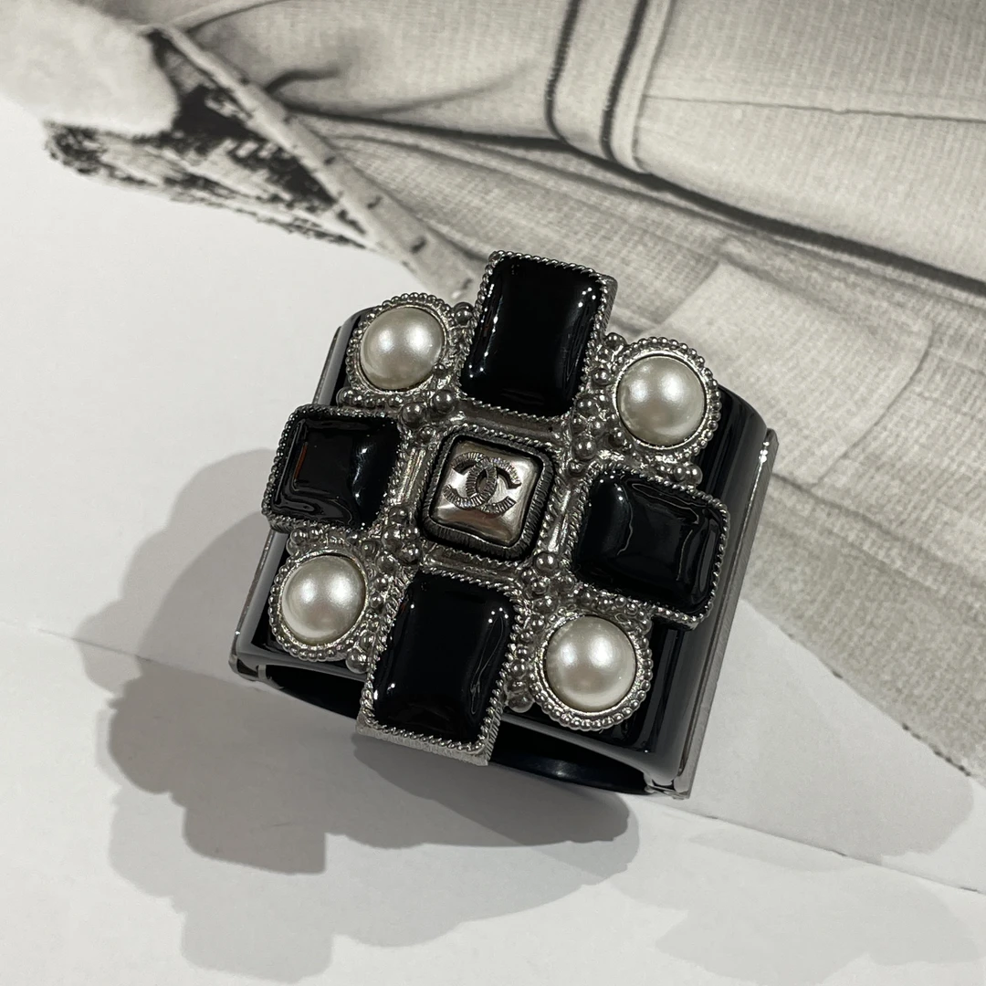 95新 Chanel/香奈儿 chanel13S 黑银釉面琉璃珠珠手镯