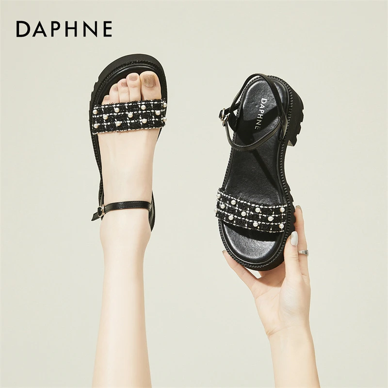 【达芙妮】小香风厚底珍珠一字带百搭凉鞋 跟高6cm 4023303115