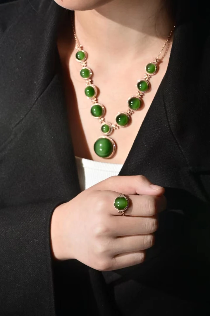 和田玉（碧玉）18K金镶嵌，冰阳绿带荧光猫眼