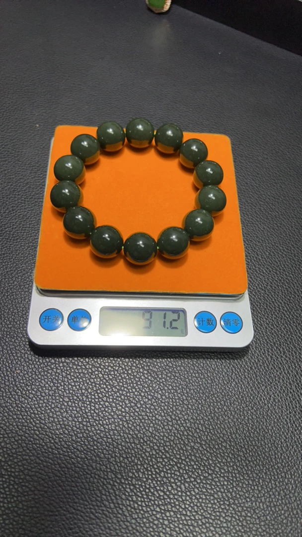 和田玉塔青手串，质地细腻油润