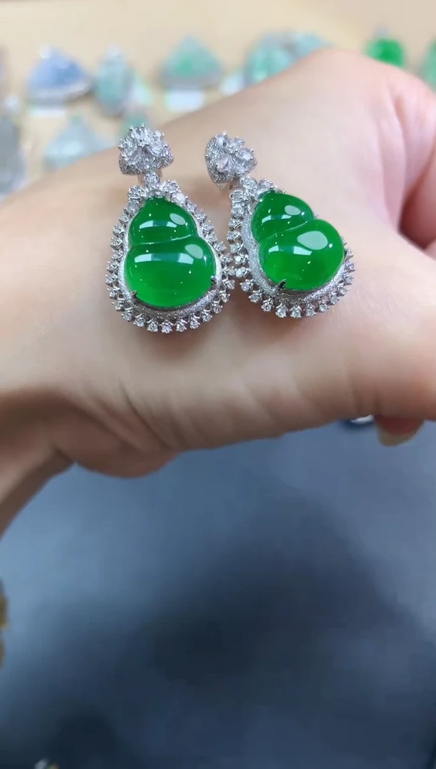 【闪购商品】翡翠吊坠(不含链)18K金镶嵌葫芦|6800+0多样性发其一