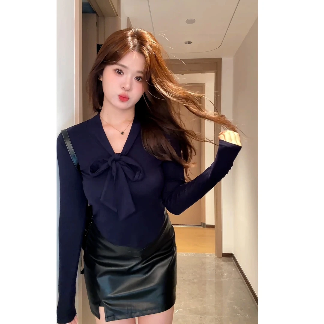 胖MM大码法式性感低领长袖t恤捏褶收腰V领打底衫不规则小众上衣