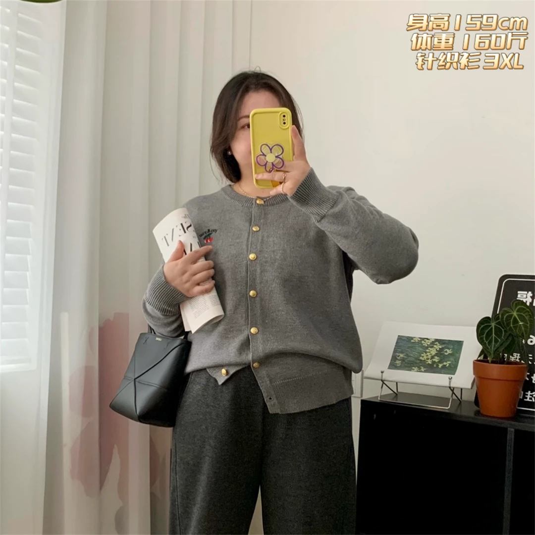 福福大码女装 秋季正肩袖简约刺绣针织衫开衫200斤宽松毛衣外套