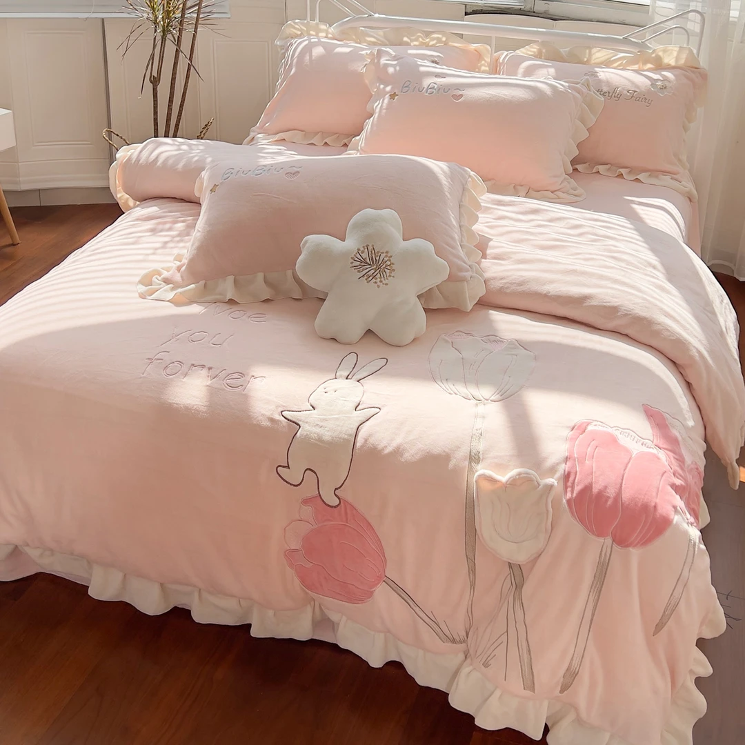 秋冬家居 牛奶绒四件套 新款柔软小清新刺绣 家居搭配 花