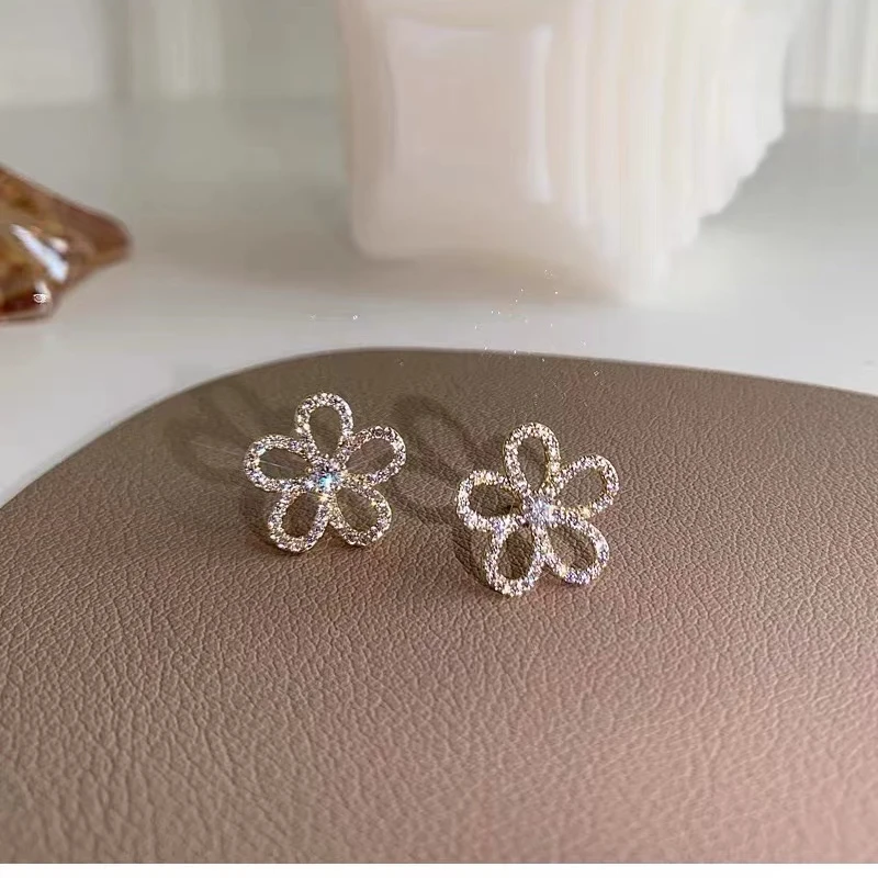 铜合金莫桑石耳饰 8026镂空花朵轻奢精致耳钉高级感超仙耳环耳饰