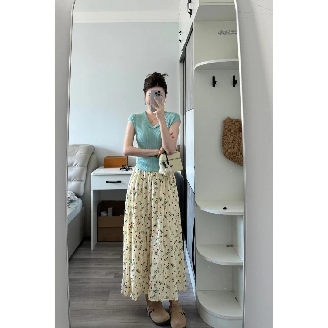 温柔风套装女V领短袖T恤夏季碎花半身裙度假风两件套