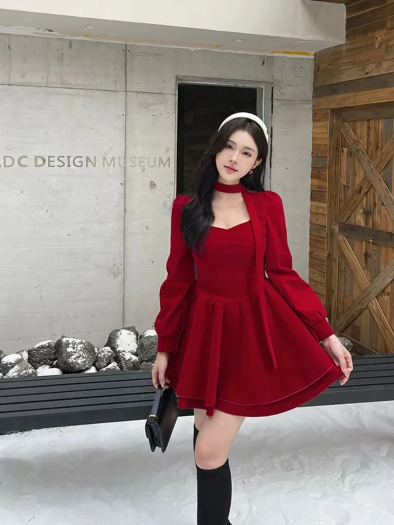 法式复古黑天鹅圣诞氛围感丝绒连衣裙秋冬新款气质收腰蓬蓬短裙