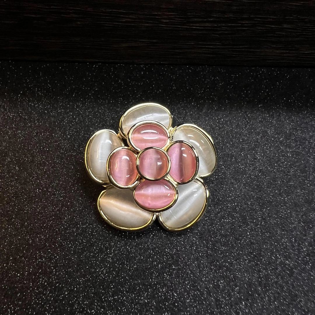 铜合金合成锆石胸针 0225猫猫石粉色山茶花胸针LXT0712-1H