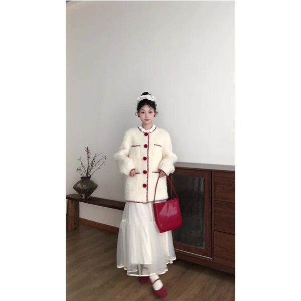 新年圣诞战袍小香风毛球纽扣皮毛一体毛毛外套女秋冬半身裙套