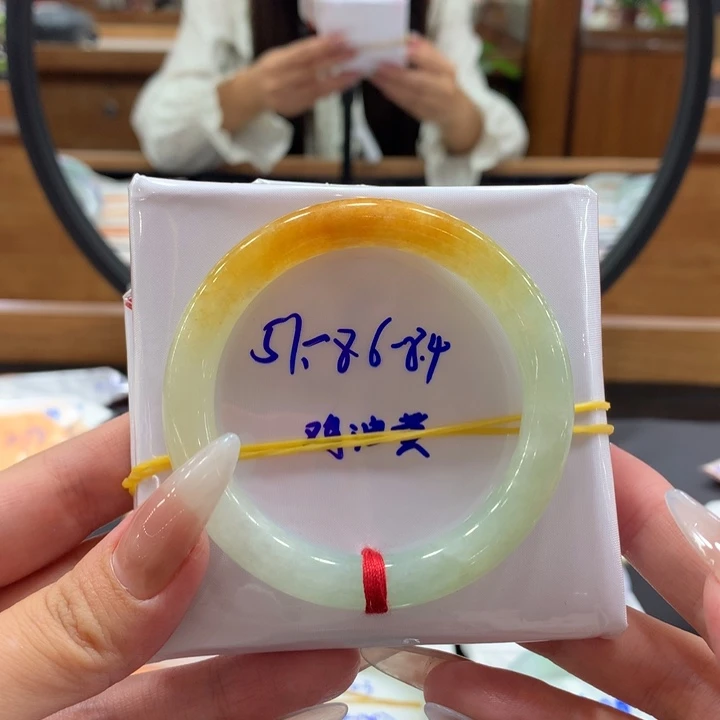 翡翠手镯未镶嵌翡翠